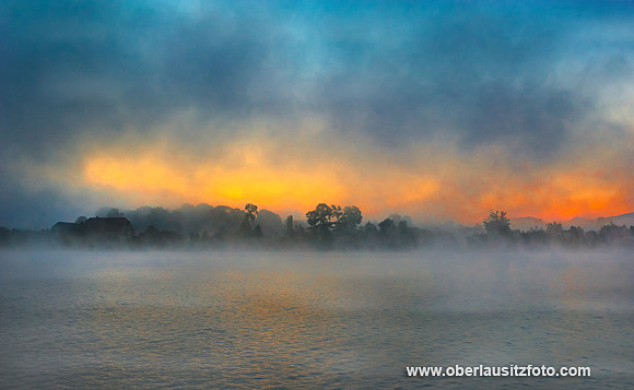 Foto von Peter Hennig PIXELWERKSTATT Nebel über dem Olbersdorfer See